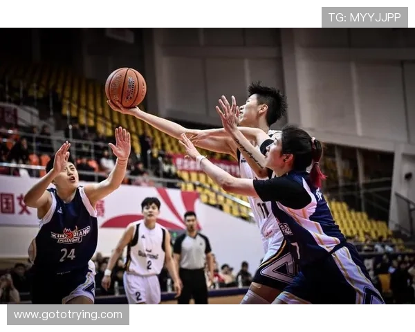 热血对决点燃赛场激情见证篮球团队智慧与速度的巅峰较量 - 副本 (4)